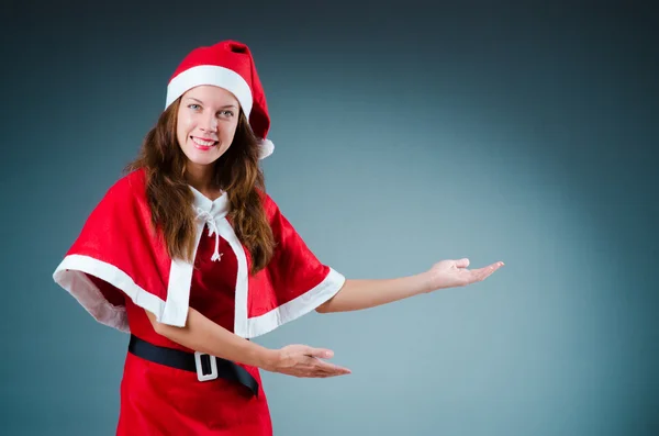 Santa meisje in rood kostuum sneeuw — Stockfoto