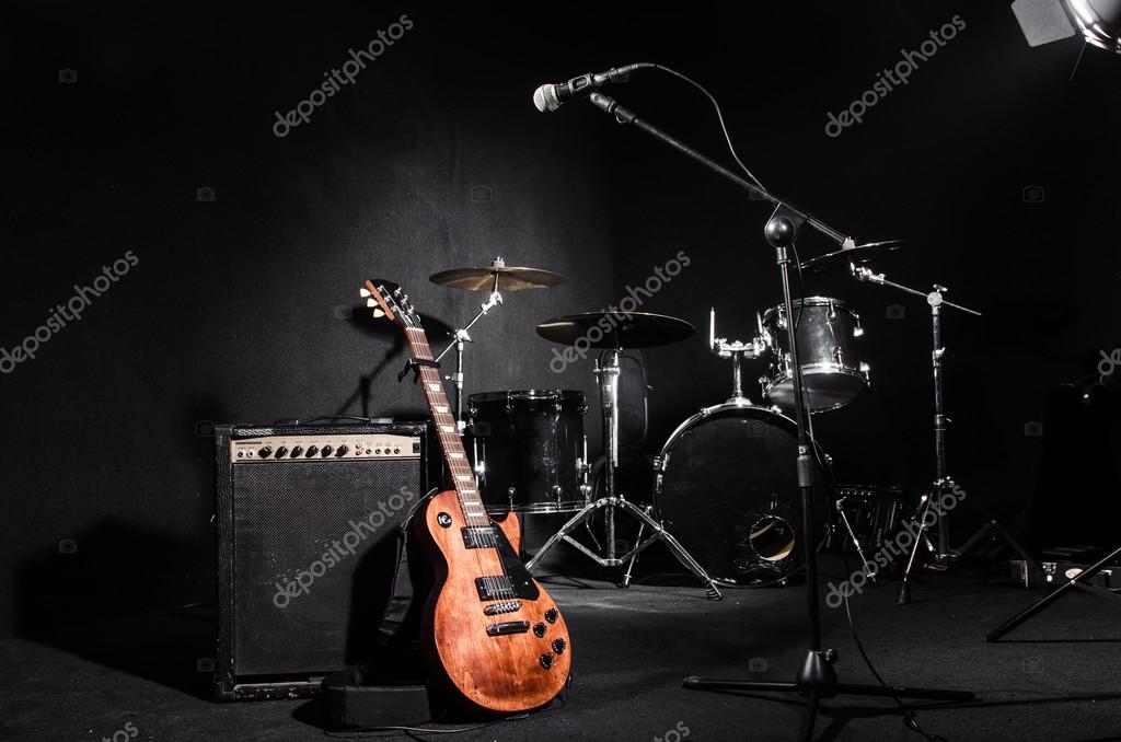 Set of musical instruments during concert Stock Photo by ©Elnur_ 52531435