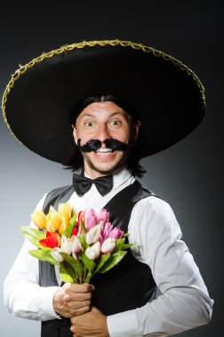 Konseptte sombrero olan komik bir Meksikalı.