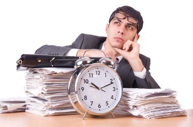 Beyazlara izole edilmiş kağıt yığınıyla meşgul bir adam.