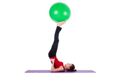 İsviçre topuyla egzersiz yapan genç bir kadın.