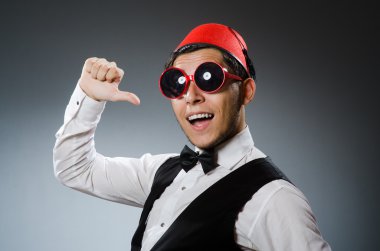 Geleneksel Türk şapkası takan adam.