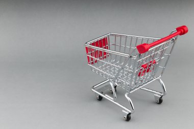 Dikişsiz arka plan üzerinde alışveriş sepeti