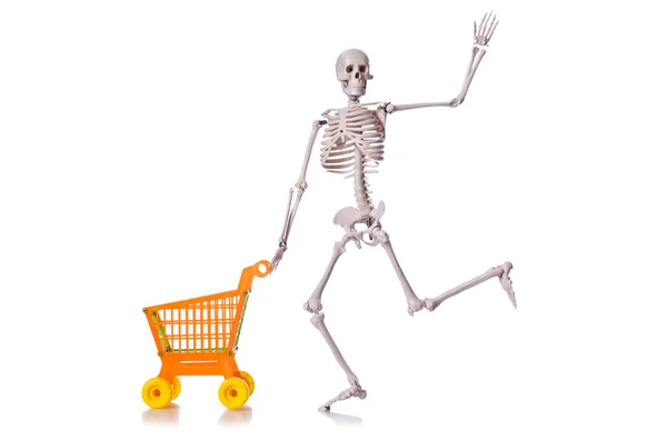 Esqueleto com carrinho de compras carrinho isolado em branco — Fotografia de Stock