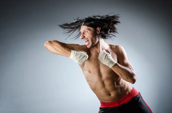 Experto en artes marciales desgarrado en entrenamiento — Foto de Stock