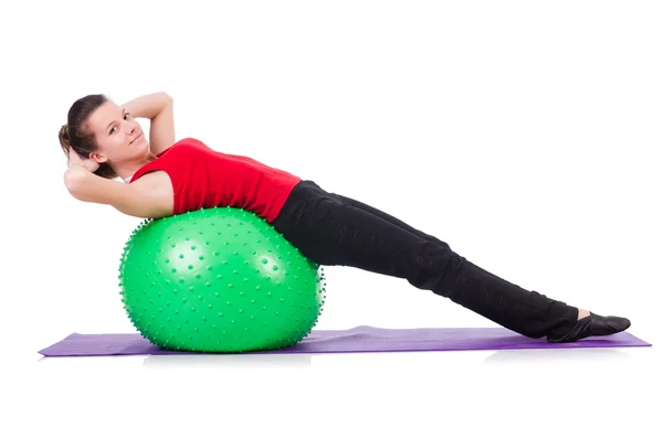 Mujer joven haciendo ejercicio con pelota suiza — Foto de Stock