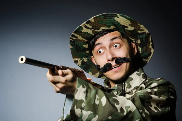 Koyu arka plan karşı komik asker — Stok fotoğraf