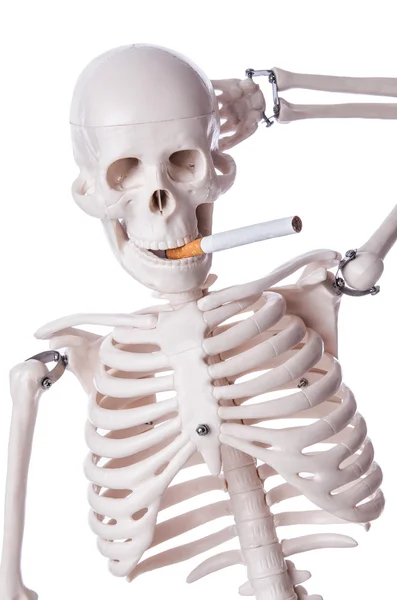 Esqueleto fumar cigarrillo aislado en blanco — Foto de Stock