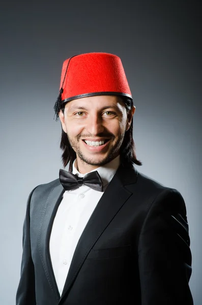Geleneksel Türk şapkalı ve elbiseli adam. — Stok fotoğraf
