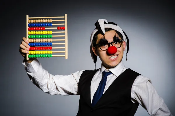 Drôle clown avec abaque dans la comptabilité concept — Photo