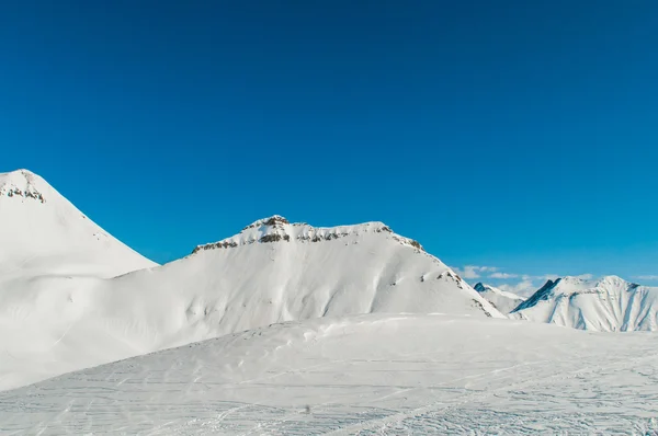 Montagne di neve in giorno invernale lucente — Foto Stock