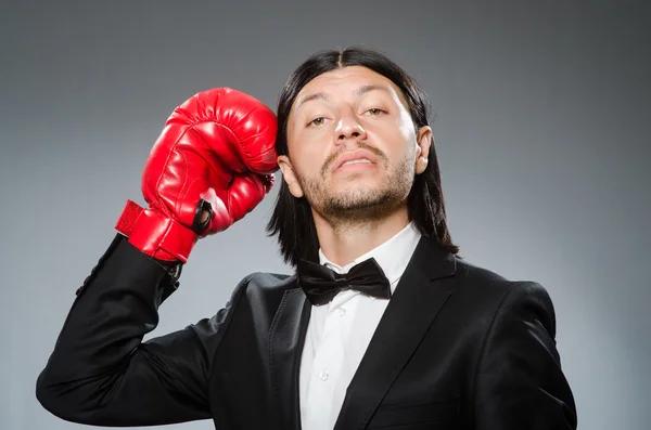 Homem de negócios com luvas de boxe — Fotografia de Stock