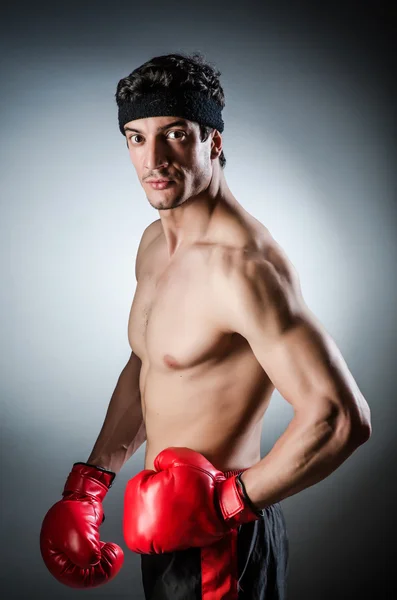 Muscular boxer wiith luvas vermelhas — Fotografia de Stock