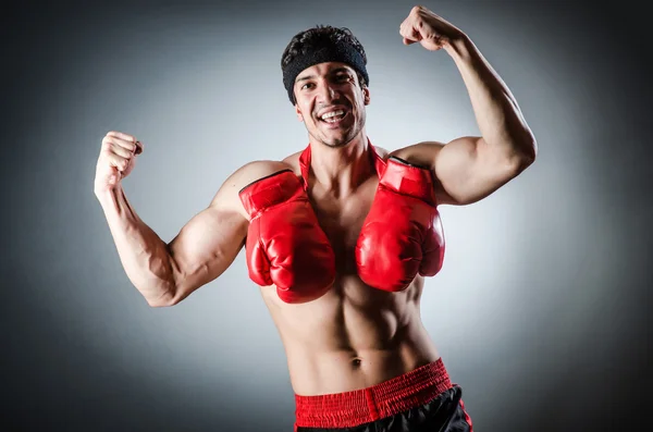 Muskelkräftiger Boxer mit roten Handschuhen — Stockfoto