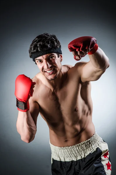 Muscular boxer wiith luvas vermelhas — Fotografia de Stock