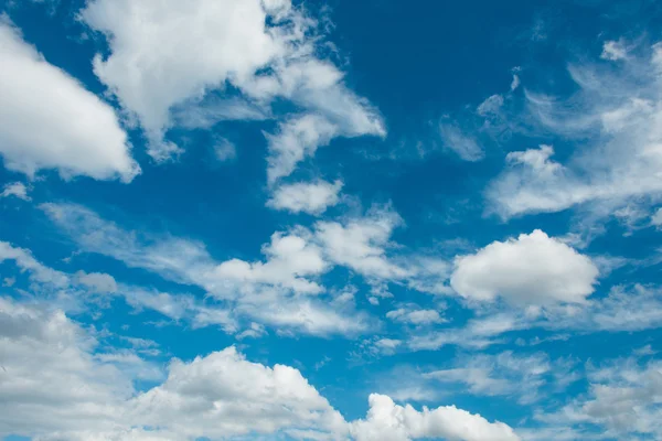 Wolkenbild des strahlend blauen Himmels — Stockfoto