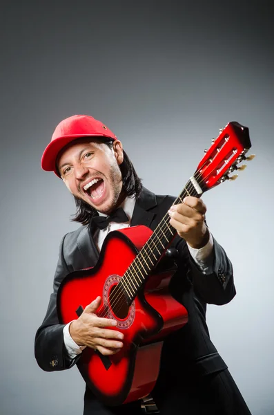 Grappige gitarist in de studio — Stockfoto