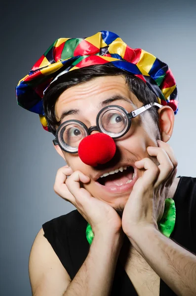 Drôle de clown sur le fond sombre — Photo