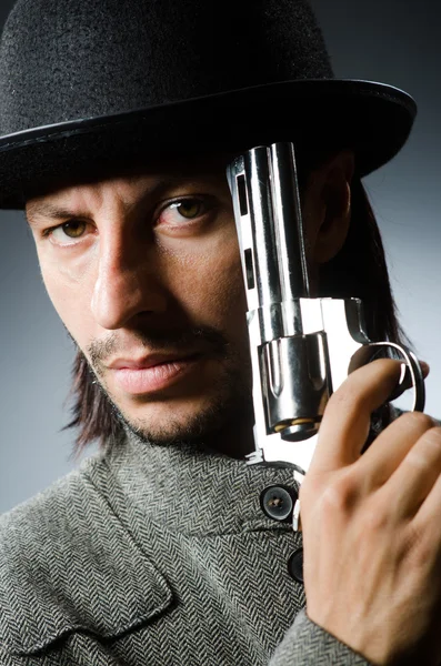 Man with gun and vintage hat — Stock Photo, Image