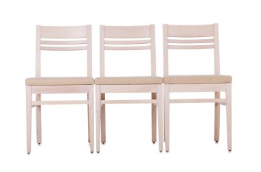 satır üzerinde beyaz izole koltukları