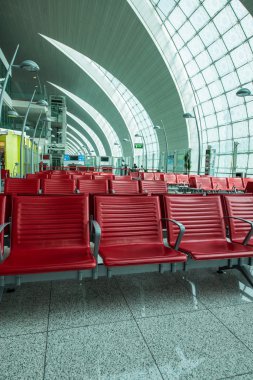 Havaalanı salonundaki sandalyeler.
