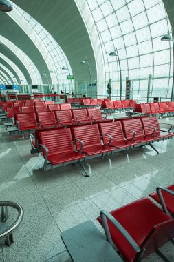 Havaalanı salonundaki sandalyeler.