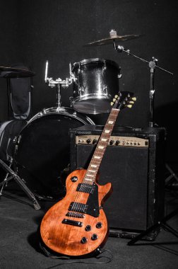 konser sırasında müzik aletleri bir dizi