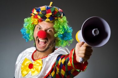 Perdeye karşı hoparlörlü palyaço.