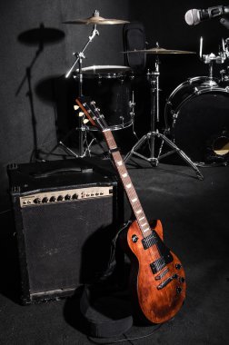 konser sırasında müzik aletleri bir dizi