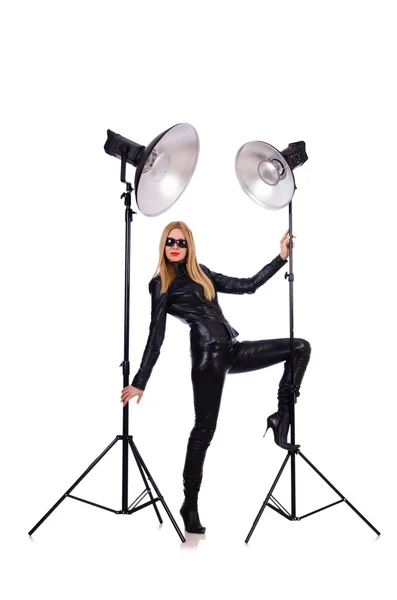 Frau in schwarzem Lederkleid bei Schießerei im Studio — Stockfoto