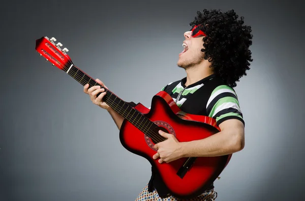 Hombre con corte de pelo divertido y guitarra —  Fotos de Stock