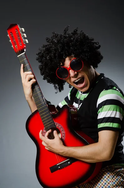 Homme avec coupe de cheveux drôle et guitare — Photo