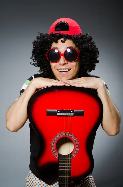 Hombre con corte de pelo divertido y guitarra — Foto de Stock