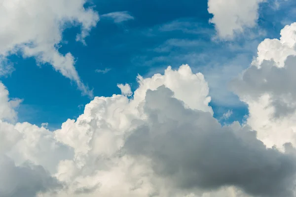 Wolkenbild des strahlend blauen Himmels — Stockfoto