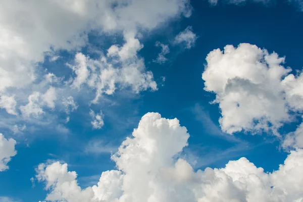 Nuvens de céu azul brilhante — Fotografia de Stock