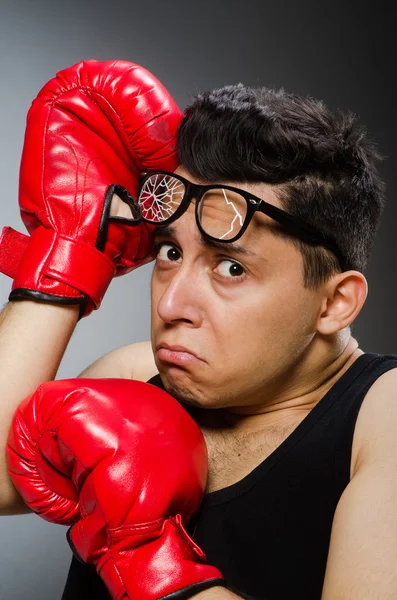 Boxer engraçado com luvas vermelhas contra fundo escuro — Fotografia de Stock