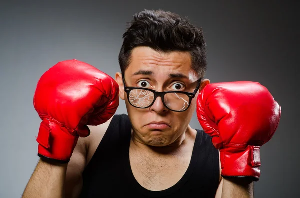 Lustiger Boxer mit roten Handschuhen vor dunklem Hintergrund — Stockfoto