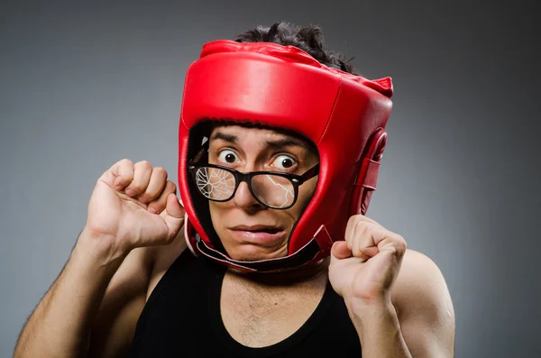 Boxer engraçado com luvas vermelhas contra fundo escuro — Fotografia de Stock