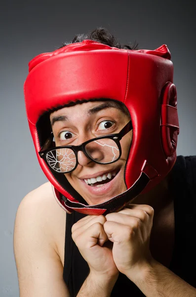 Boxer engraçado com luvas vermelhas contra fundo escuro — Fotografia de Stock