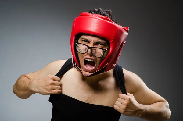 Funny boxer s červenými rukavicemi proti tmavému pozadí — Stock fotografie