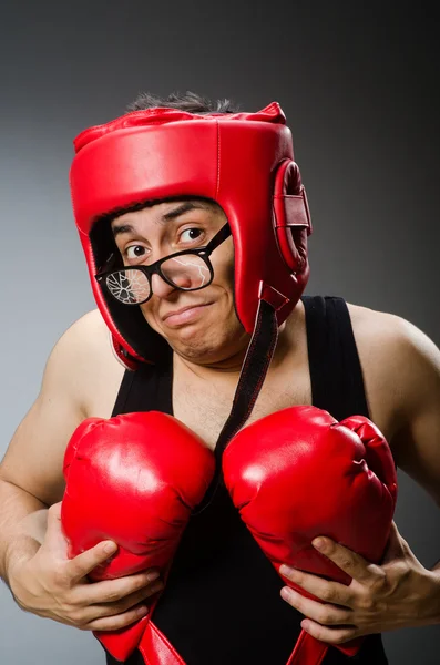 Lustiger Boxer mit roten Handschuhen vor dunklem Hintergrund — Stockfoto