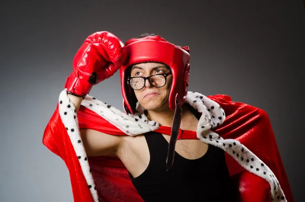 Boxeador divertido con guantes rojos sobre fondo oscuro — Foto de Stock