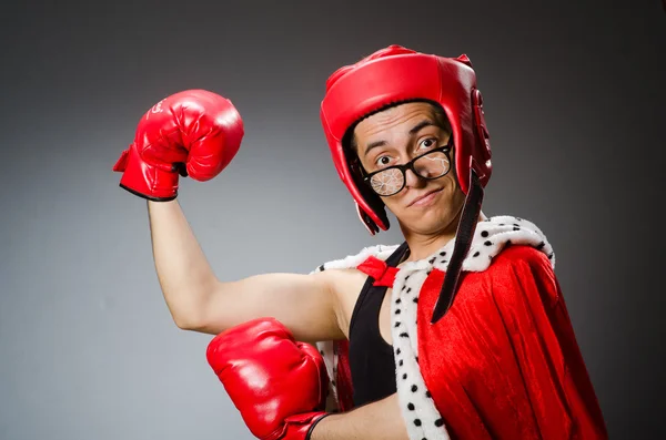 Lustiger Boxer mit roten Handschuhen vor dunklem Hintergrund — Stockfoto