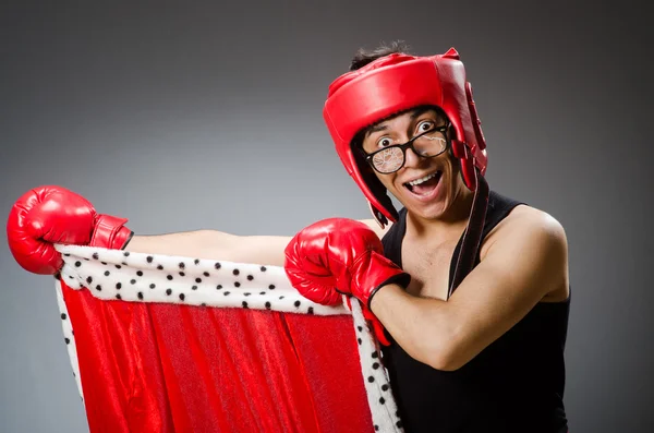 Boxer engraçado com luvas vermelhas contra fundo escuro — Fotografia de Stock