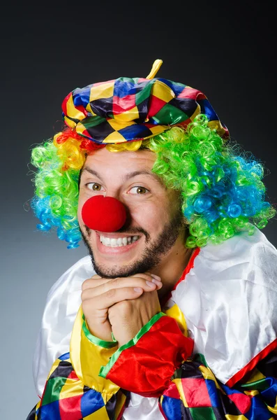 Grappige clown in kleurrijk kostuum — Stockfoto