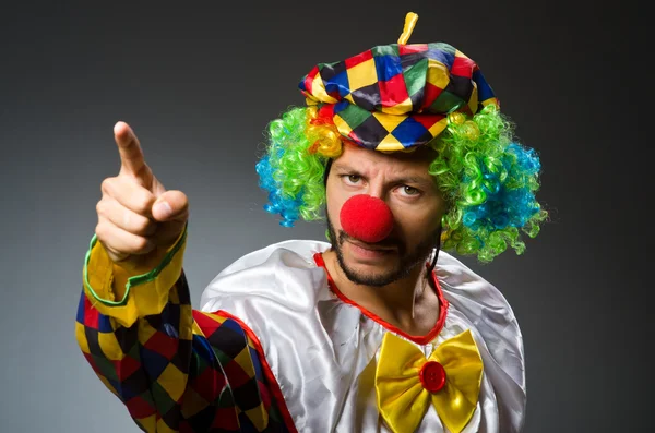 Lustiger Clown im bunten Kostüm — Stockfoto