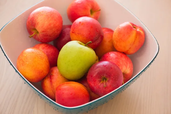 Frutas en la proa en la mesa — Foto de Stock