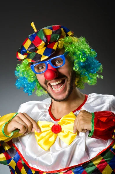 Palhaço engraçado em traje colorido — Fotografia de Stock