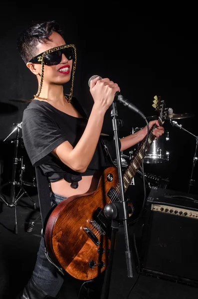 Mujer joven tocando la guitarra durante el concierto — Foto de Stock