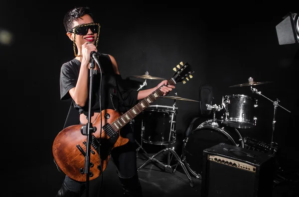 Mujer joven tocando la guitarra durante el concierto — Foto de Stock